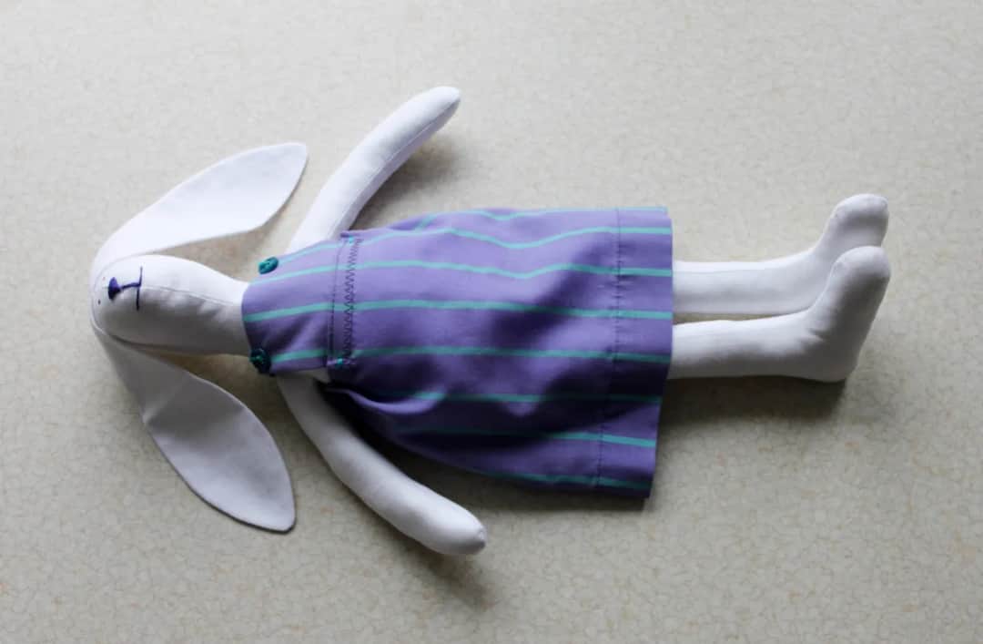 Uszyj sukienkę dla królika Tilda: poradnik DIY + darmowy wykrój!