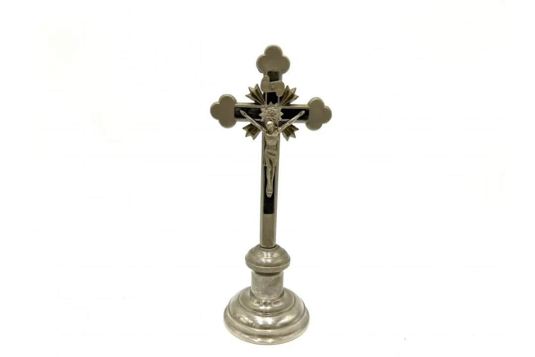 Stary krzyż metalowy? Odkryj godne opcje i uniknij profanacji