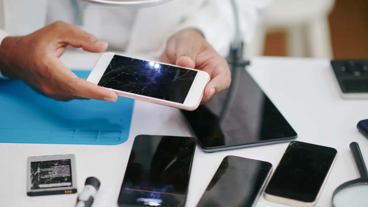 Wypalony ekran w telefonie: Czy da się go uratować? Koszty naprawy